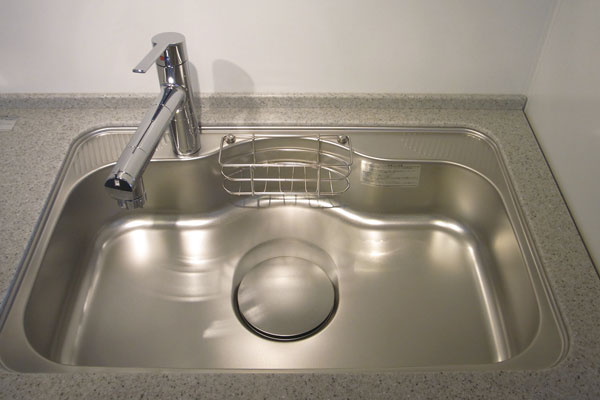 Kitchen.  [Stainless steel large function sink] In the depth of the room, which also enter wok, Wide size spacious can use the work top space. Silent specification sink to reduce the water splashing sound (same specifications)