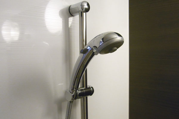 Bathing-wash room.  [Metal shower head] Slide with a bar, which is free to change the height of the shower according to the application has been adopted (same specifications)