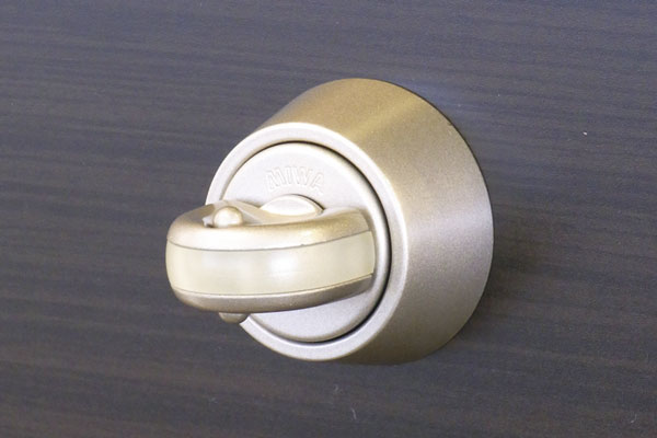 Security.  [Crime prevention thumb turn] In order to prevent incorrect lock, Adopted a crime prevention thumb turn pinch the thumb. It prevents unauthorized entry into the room, Safety has increased (same specifications)