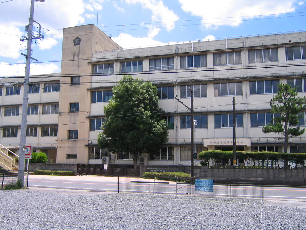 Primary school. Tajimi 1055m to stand Showa elementary school (elementary school)
