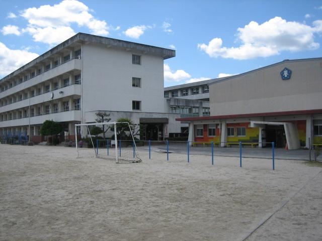 Primary school. Tajimi Municipal YoTadashi to elementary school 1400m