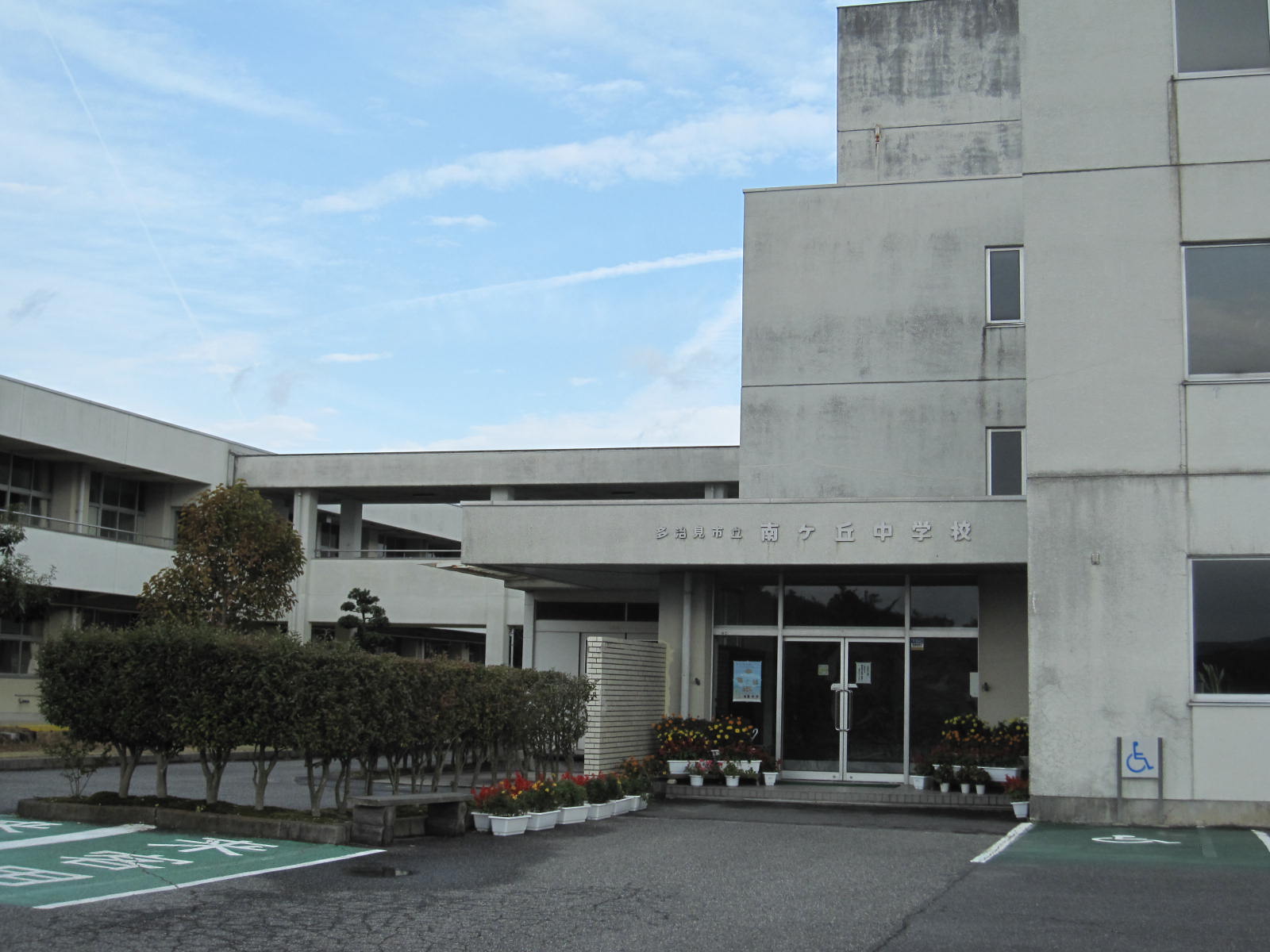 Junior high school. Tajimi Municipal Minamigaoka junior high school (junior high school) up to 2330m