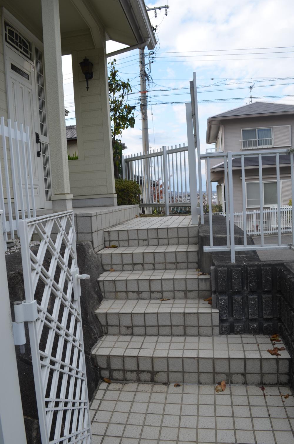 Local appearance photo. Entrance before the stairs (11 May 2015) Shooting