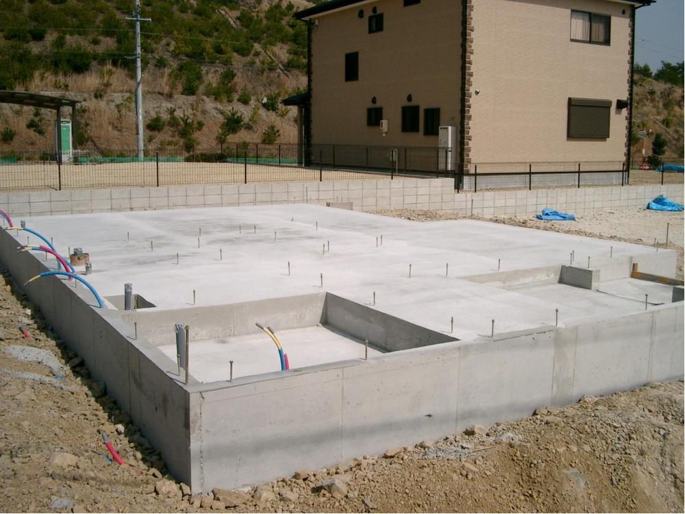 Construction ・ Construction method ・ specification. Durability using the 2.5 times of concrete compared to under the floor-integrated foundation normal basis, Greatly improve the earthquake resistance. Moisture from the outside, cold, Thermal insulation for the structure to shut out the hot air, Excellent airtight effect. 
