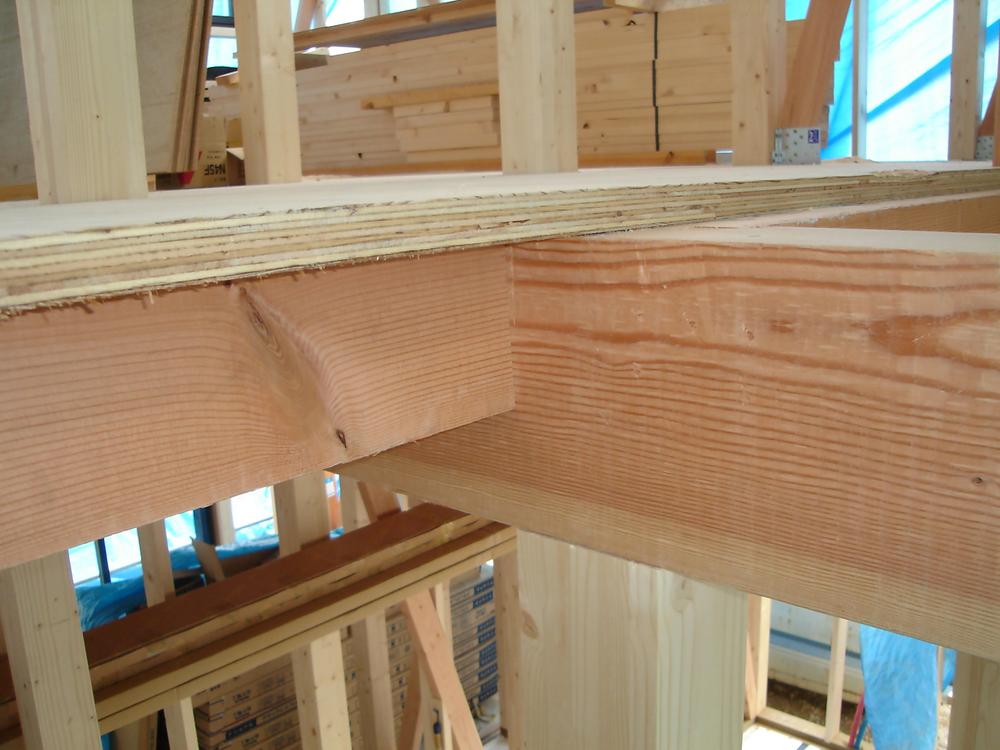 Construction ・ Construction method ・ specification. On top of the 2F all floors of the beam, For construction of the structural plywood (24mm) directly, Strength will be up against the roll, such as earthquakes and typhoons. 