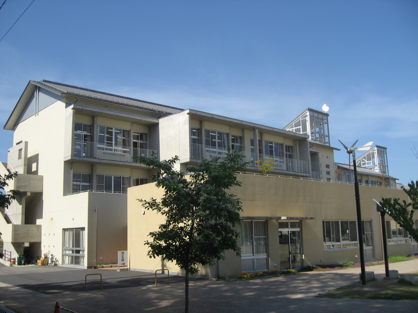 Primary school. Toki to Municipal Izumi Elementary School (elementary school) 1100m