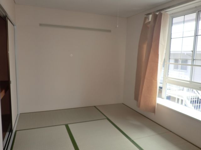 Other room space. You can Gorone in Japanese-style room. 