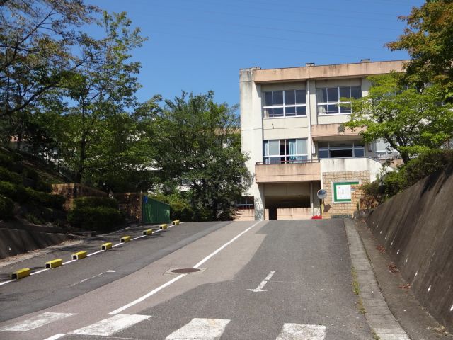Primary school. 1200m until the Municipal Nishi Elementary School Izumi (Elementary School)