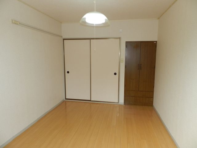 Living and room. It is a closed state of the sliding door. 