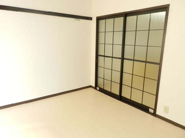 Living and room. Between the Western-style room and kitchen are separated by a glass door. 