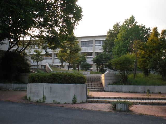 Junior high school. 1100m until the Municipal Izumi junior high school (junior high school)