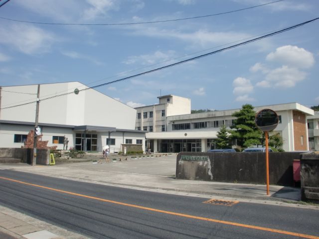Primary school. Municipal Tokitsu to elementary school (elementary school) 1300m