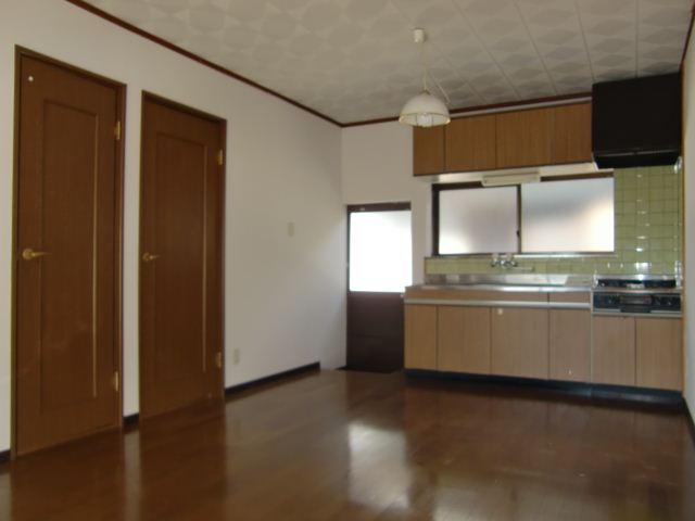 Living and room. LDK is located more than 10 Pledge. 