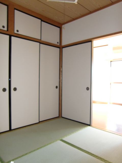 Living and room. Japanese-style room is calm again. 
