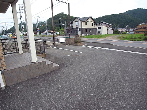 Parking lot. Building the south side is the parking lot ☆ Two is a parallel