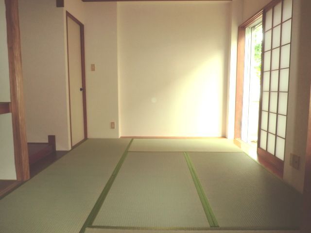 Living and room. It is the first floor of a Japanese-style room. Tatami is also beautiful. 
