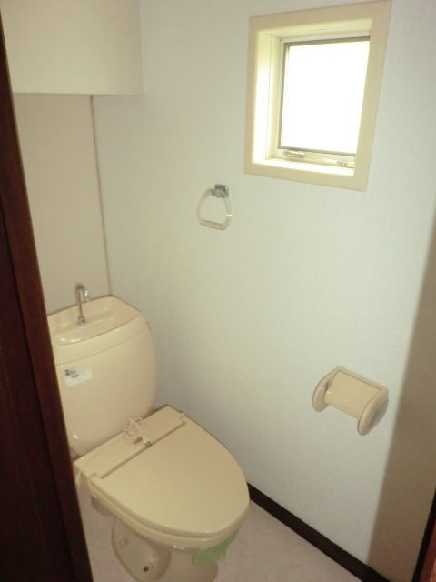 Toilet. It is a small window There is also a ventilation good toilet. 