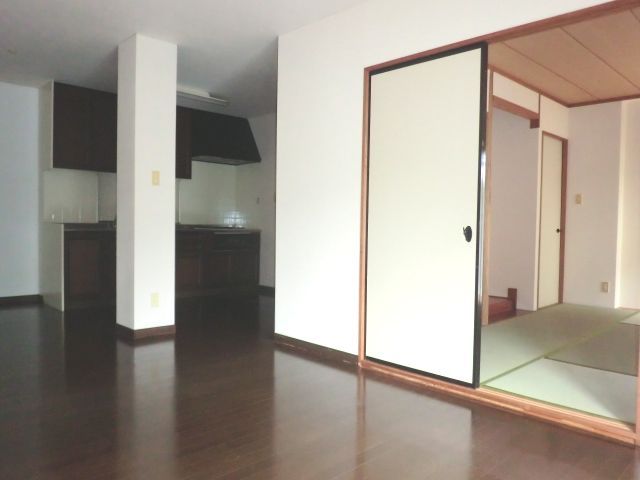 Living and room. It is recommended of 4LDK the family's. 