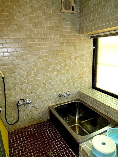 Bathroom. Tiled bathroom with a bay window