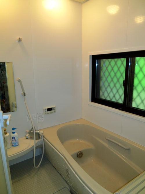 Bathroom. A double window of Peasasshi, Winter comfort