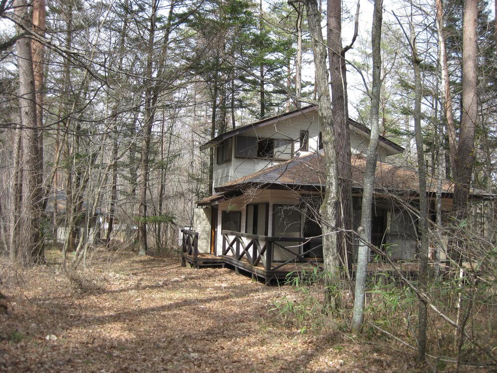 Local photos, including front road. Building appearance