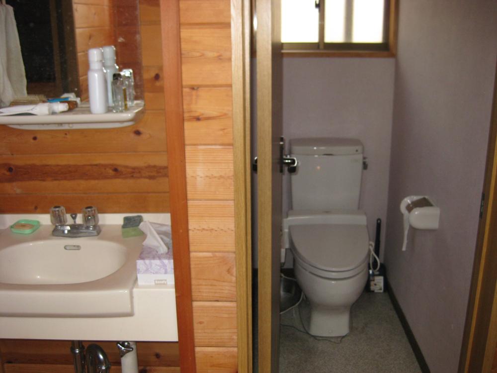 Wash basin, toilet. 2F toilet ・ Wash