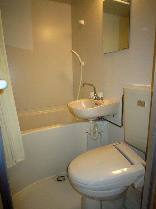 Bathroom. 3-point unit with bus into three chambers
