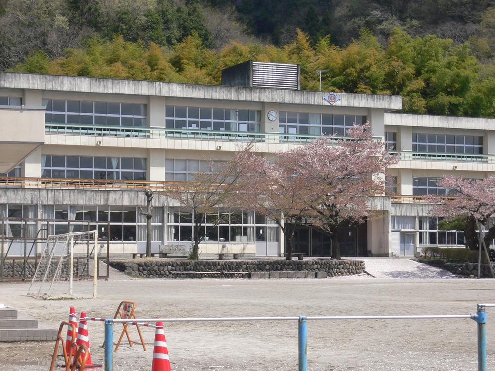 Primary school. Annaka Municipal Matsuida to elementary school 1387m