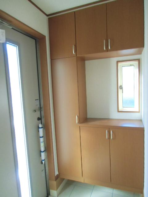 Entrance. Same specifications