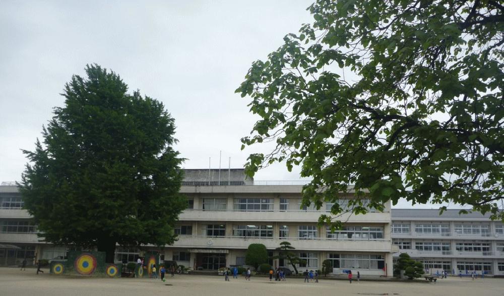 Primary school. Annaka Municipal Annaka up to elementary school 2284m