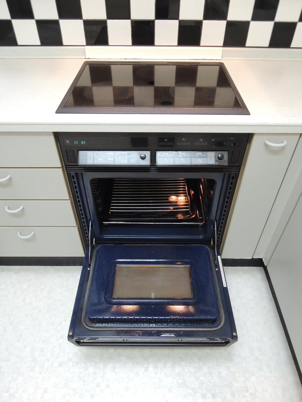 Kitchen. IH cooking heater and oven