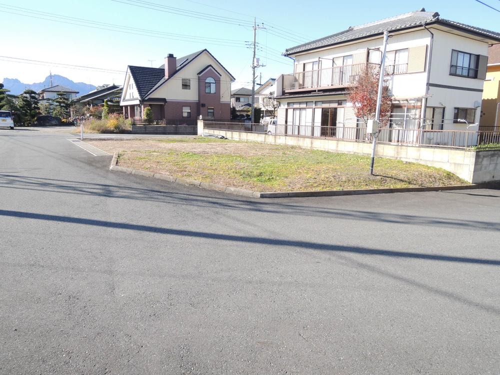 Local photos, including front road. Local (11 May 2013) Shooting