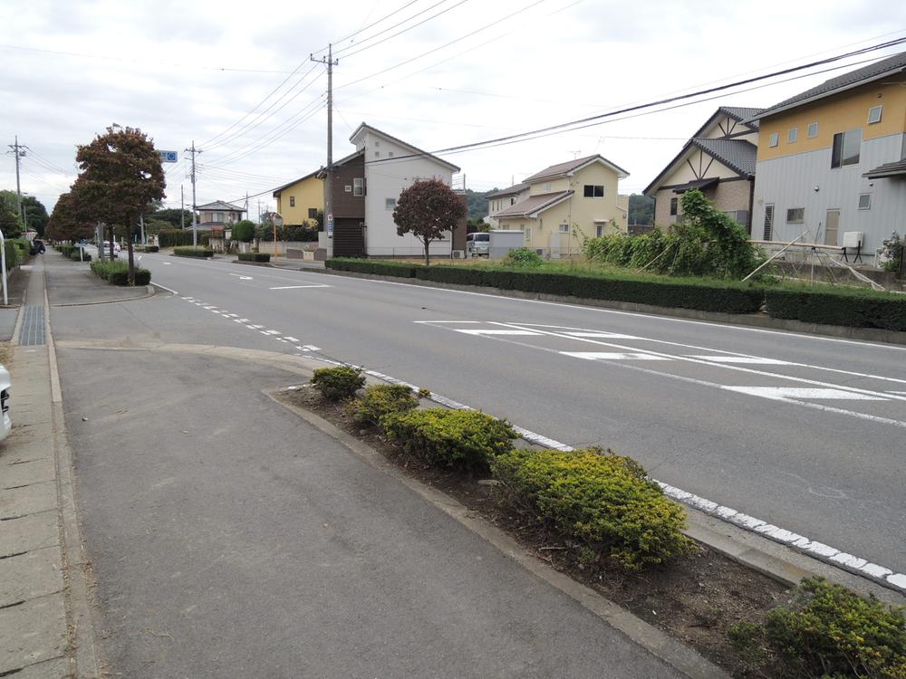 Local photos, including front road. Wide two-lane road south road that has been the development of the sidewalk! Hito There is good and also a sense of liberation
