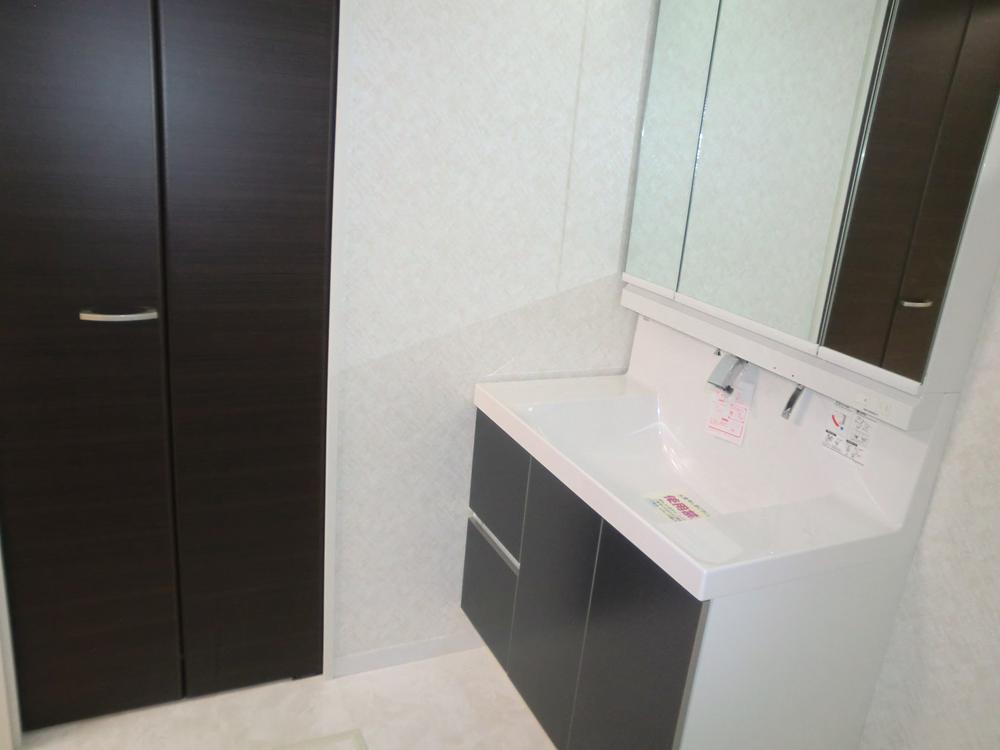 Wash basin, toilet. Building 2 washbasins ・ Washroom