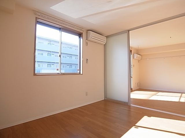Other room space. Living to continue Western-style room, Air-conditioned, 