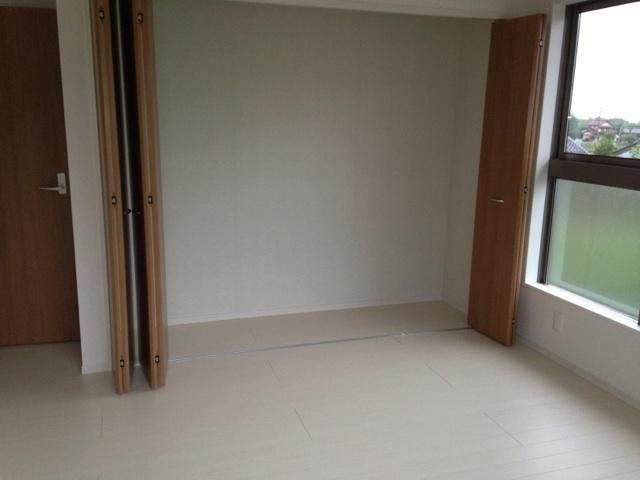 Non-living room. Sunny second floor of the Western-style is, Storage There are also plenty of space. 