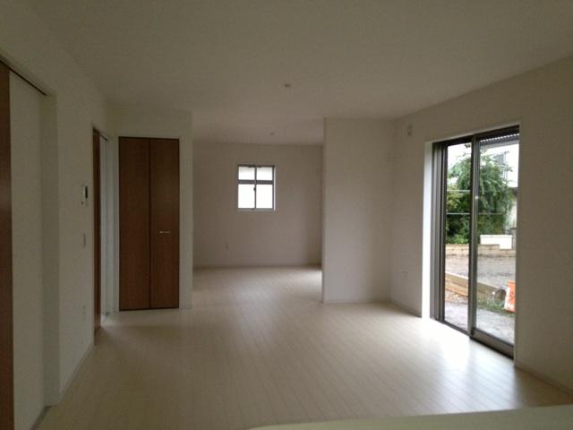 Living. Worry Mom Kids living that can housework while looking at the situation of children. Nature and family can meet in the living room access stairs. 