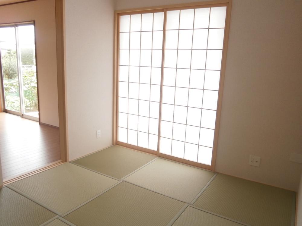 Non-living room. 1 Building (first floor of the Japanese-style room) same specification! 