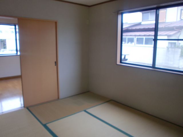 Living and room. Spacious comfortable Japanese-style closet