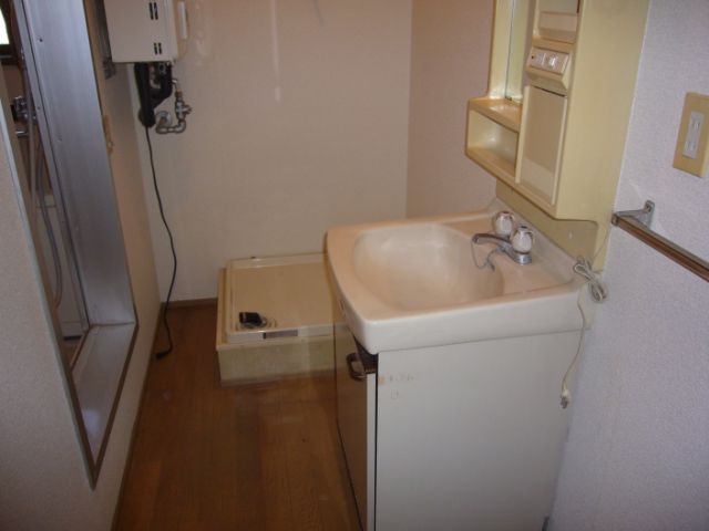 Washroom. With a wash basin, Also you can have the room in the morning of preparation. 