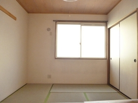 Living and room. You calm the Japanese-style room. 