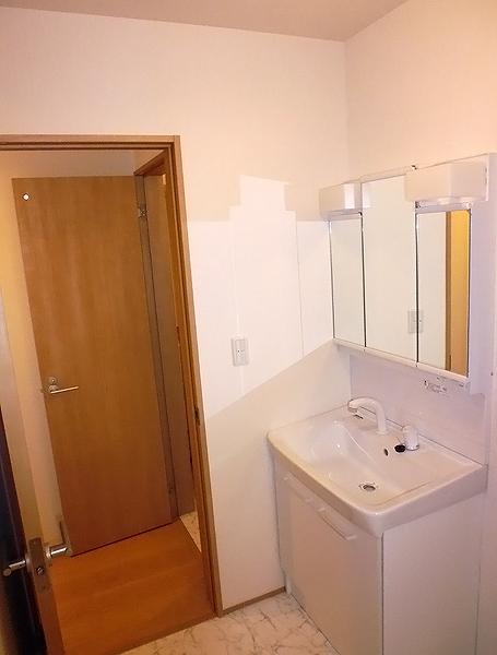 Other introspection. Standard equipped with a three-sided mirror vanity shower / 1 Building basin (December 2013 shooting)