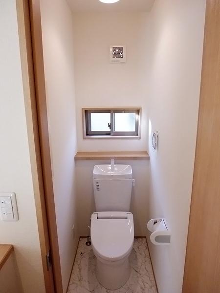 Toilet. With counters that you can arrange to fashionable foliage plants and accessories, Lighting in the small window was also secured / 1 Building toilet (December 2013 shooting)