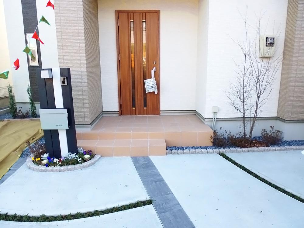 Parking lot. That can be two parallel parking, Out Easy parking / 1 Building (December 2013 shooting)