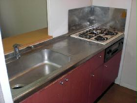 Kitchen. Convenient is a three-necked gas stove