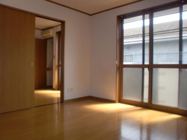 Living and room. South-facing day is good. Of bright flooring room. 