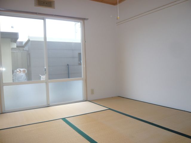 Living and room. It is already cross and tatami renovation. 