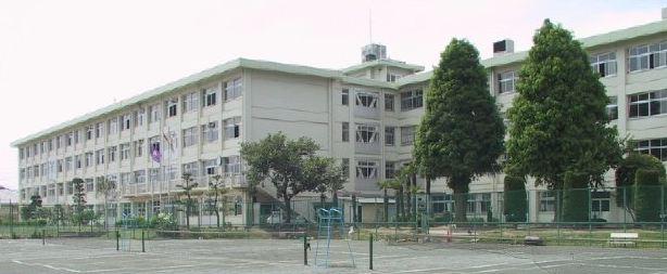 Junior high school. Isesaki 170m to stand first junior high school
