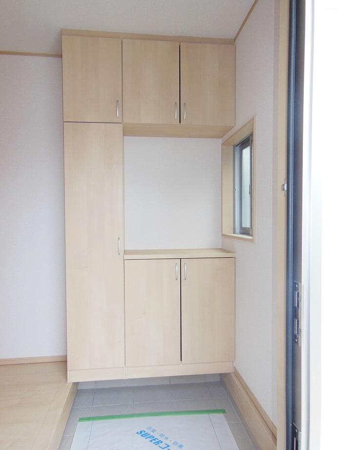 Entrance. Entrance storage