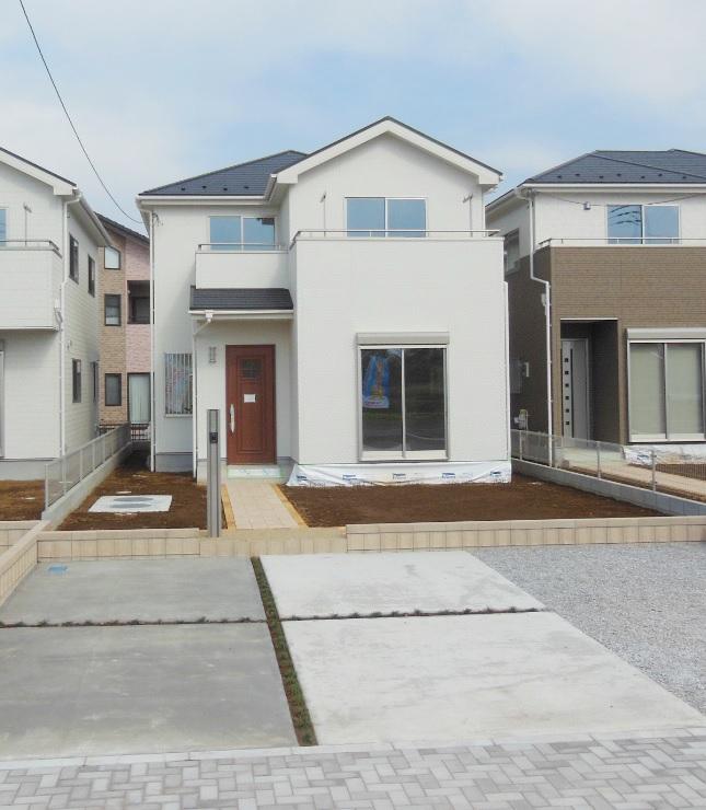 Local appearance photo. Building 2